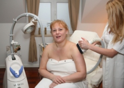 A bőrfeszesítő, alakformáló Velashape kezelést élvezi Katinta A bőrfeszesítő, alakformáló Velashape kezelést élvezi Katinta