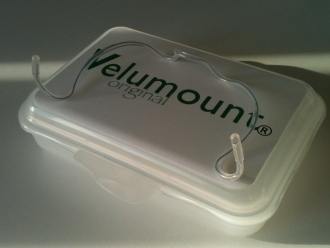 Velumount® horkolás-gátló garat illeszték diszkrét, hordozható csomagolásban Velumount® horkolás-gátló garat illeszték diszkrét, hordozható csomagolásban