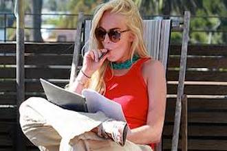 Lindsay Lohan is az elektromos cigarettát választotta 1.kép