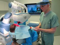 z ARTAS hajátültető robot a hajvétel nagy precizitást igénylő munkafolyamatát végzi z ARTAS hajátültető robot a hajvétel nagy precizitást igénylő munkafolyamatát végzi
