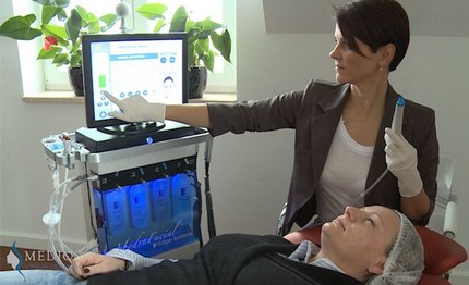 Dr. Buda Bernadett HydraFacial kezelés közben