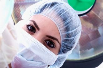 A női plasztikai sebészek népszerűbbek az Egyesült Királyságban