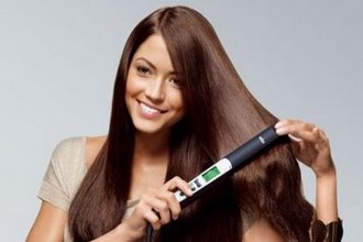 A hosszú, egyenes hajat roncsolják a nem megfelelően végzett hajvasalás
